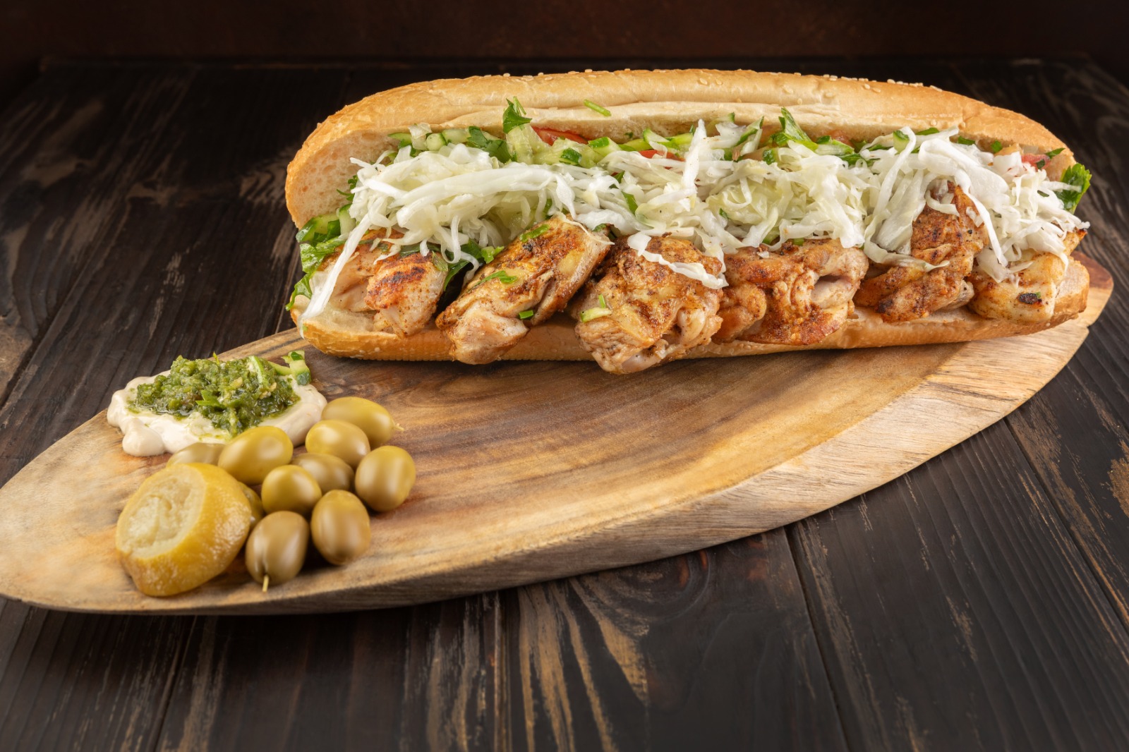 פיתה עם זיתים על קרש — יוני71